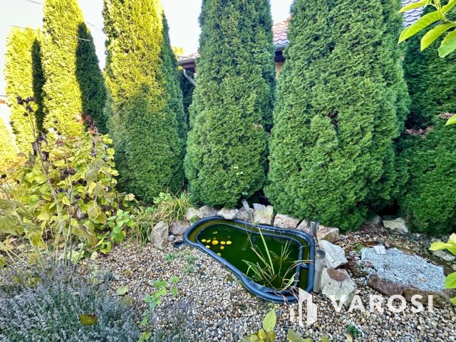 Bárna csendes utcájában jó állapotú családi ház eladó!