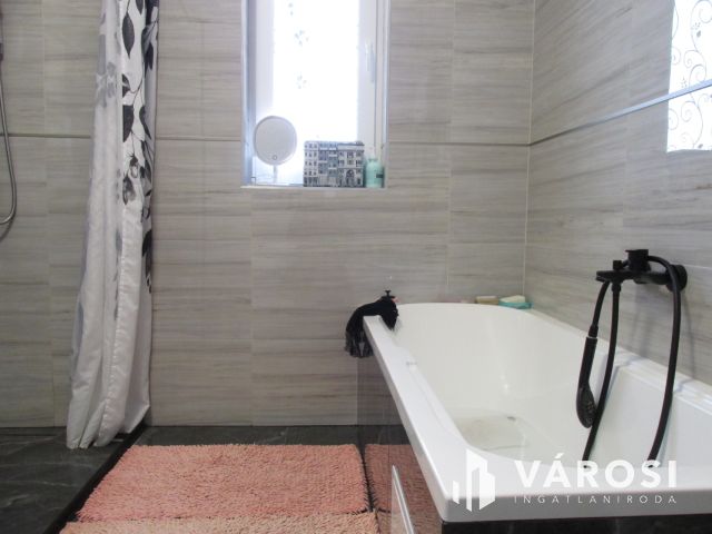 Új építésű nagy családi ház tágas telekkel