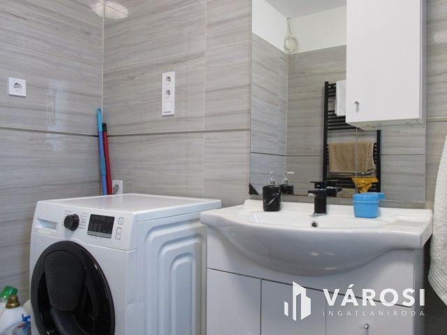 Új építésű nagy családi ház tágas telekkel