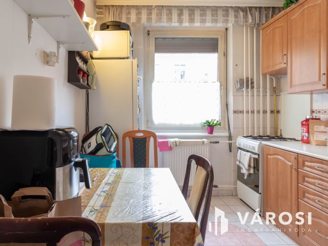 67 m2-es, 3 szobás, étkezős, erkélyes, jó állapotú lakás