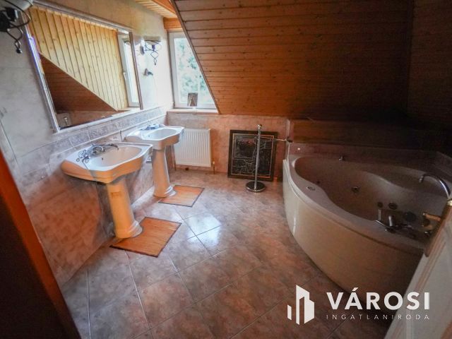 Újszerű családi ház Érden!