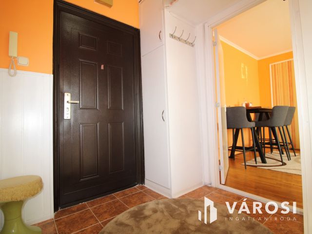 Gyulán alacsony fenntartású 1,5 szobás lakás eladó.