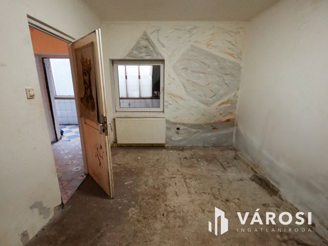 Felújítandó családi ház Tahitótfalu központi részén!