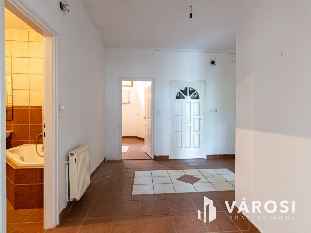 Budaörsön, sorházas beépítésű utcában, lakás eladó