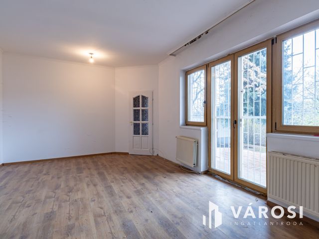 Budaörsön, sorházas beépítésű utcában, lakás eladó