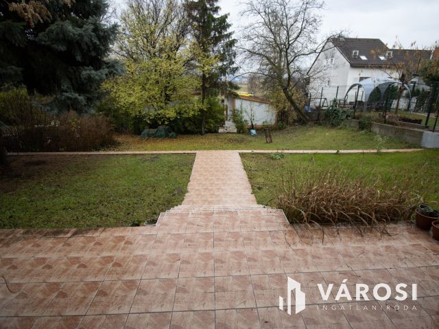 Budaörsön, sorházas beépítésű utcában, lakás eladó