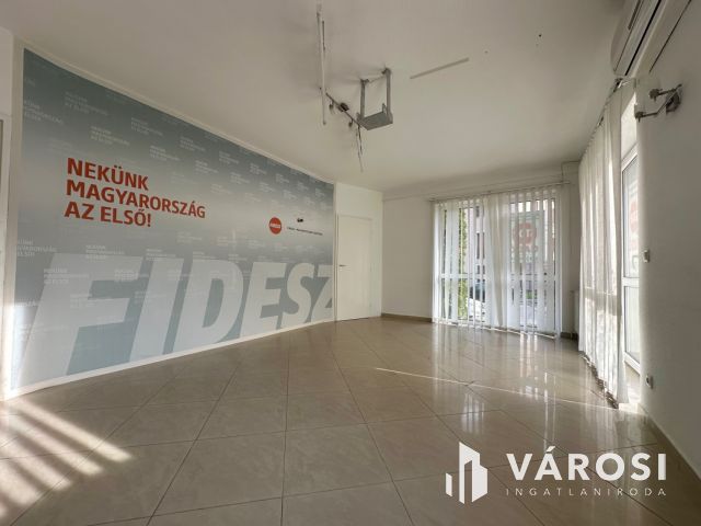 Alkotmány úton földszinti, utcai bejáratos iroda kiadó!