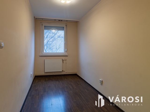 Kiadó panellakás a Nagy Lajos király útján