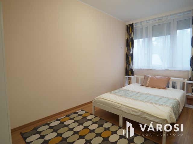 Csokonai utcában, első emeleti, felújított lakás!