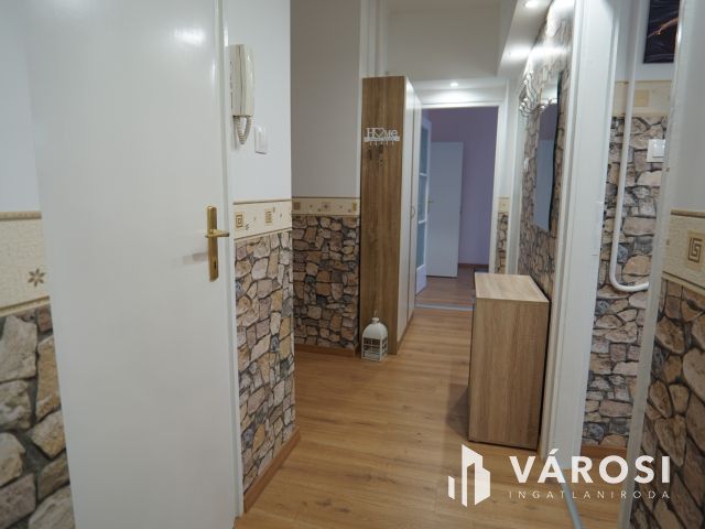 Csokonai utcában, első emeleti, felújított lakás!