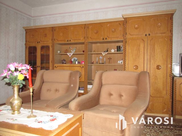 3 szobás családi ház, gazdasági épületekkel.