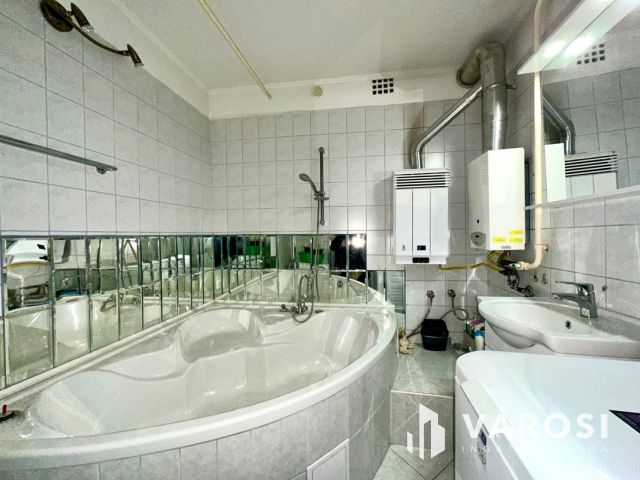 Besztercén 3. emeleti, felújított, erkélyes lakás eladó!