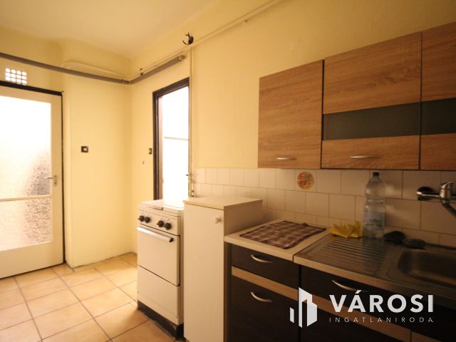 Kétszobás földszinti lakás a városközpontnál