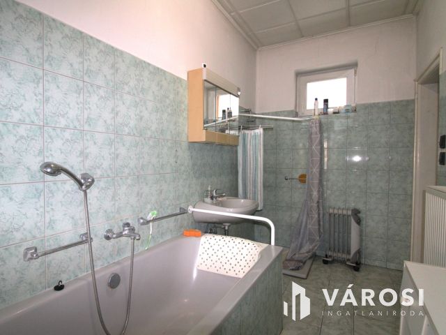 Vállalkozásra alkalmas családi ház Enyingen