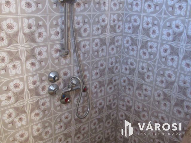 3 szobás családi ház, gazdasági épületekkel.