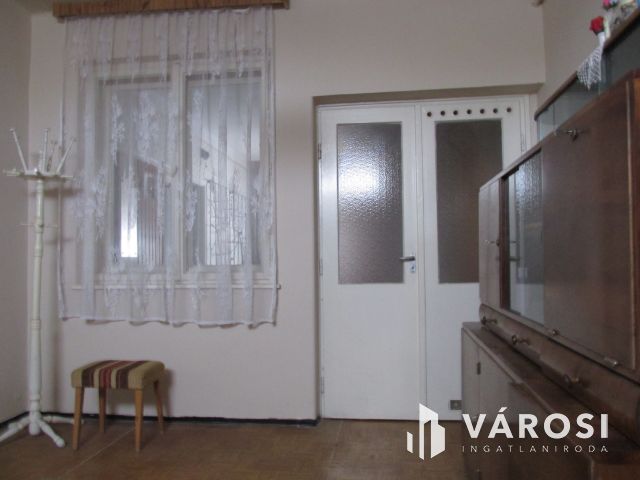 3 szobás családi ház, gazdasági épületekkel.