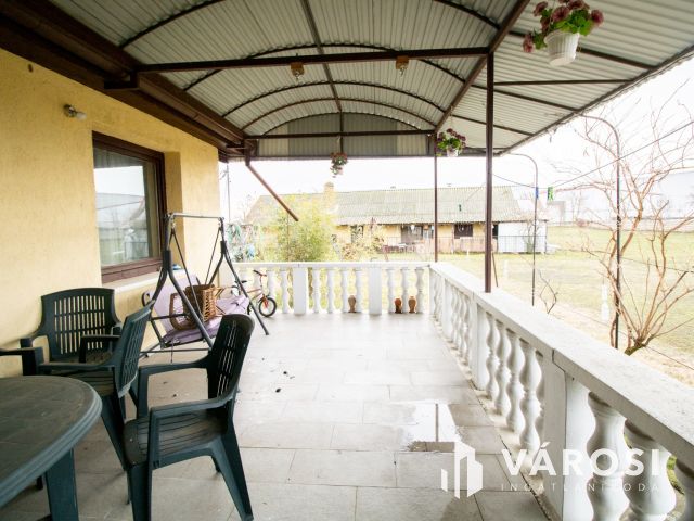 Főút menti birtok állattartásra, 10 hektár földdel