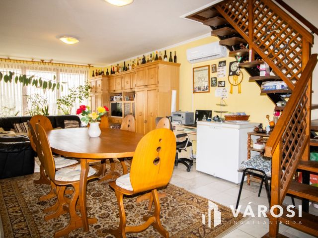 Főút menti birtok állattartásra, 10 hektár földdel