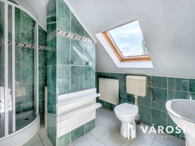 Medencés apartmanház Kőröshegyen eladó