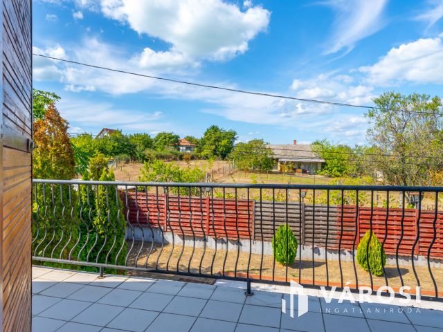 Medencés apartmanház Kőröshegyen eladó