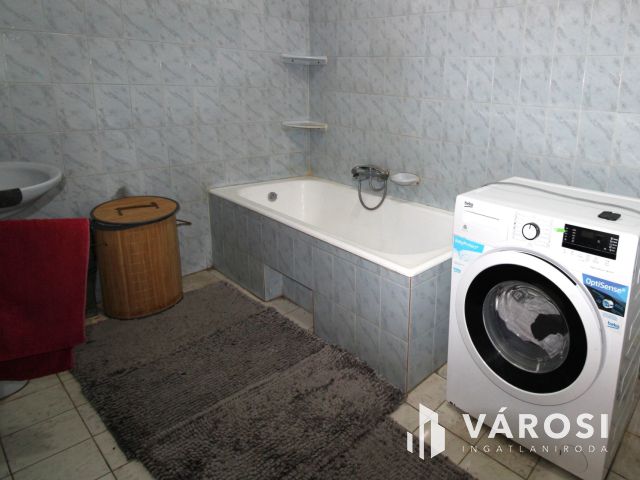 Felújítandó Kádár-kocka, kiváló alap sok lehetőséggel