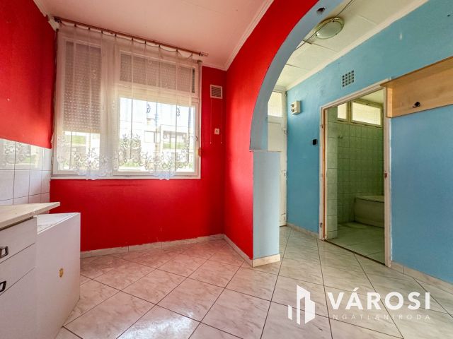 Déryné úton 2 szobás, erkélyes lakás eladó!