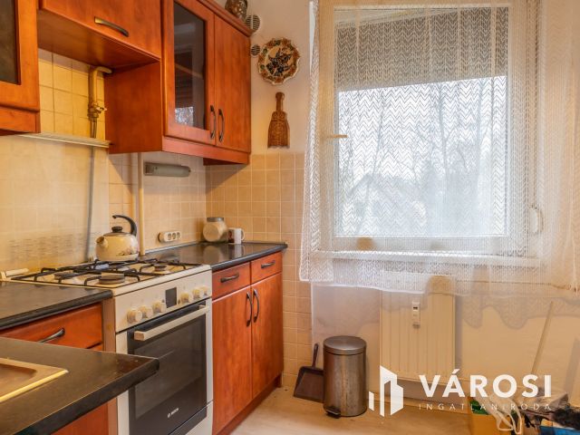 I. emeleti 2 szobás panel lakás garázzsal