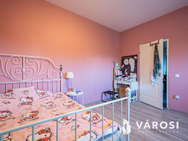 Eladó nappali + 2 háló + 2 autó beállós újszerű lakás Gödön