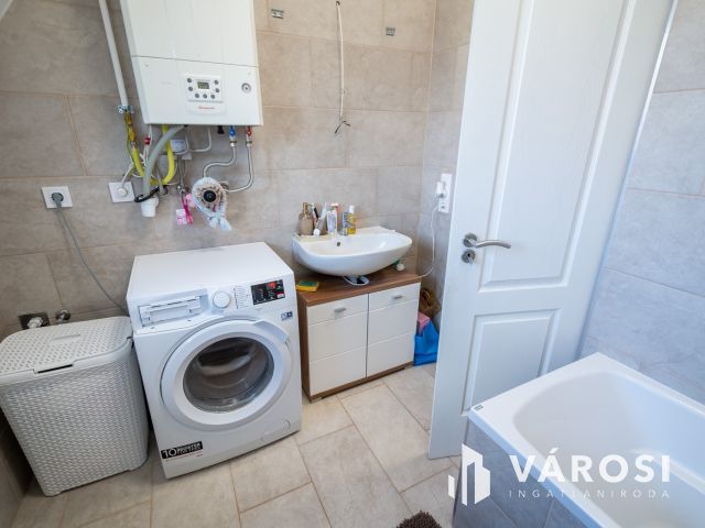 Eladó nappali + 2 háló + 2 autó beállós újszerű lakás Gödön