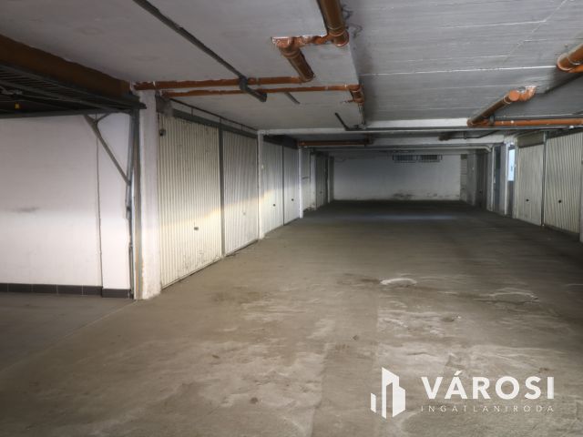 Bal fasor elején, garázs kaidó.