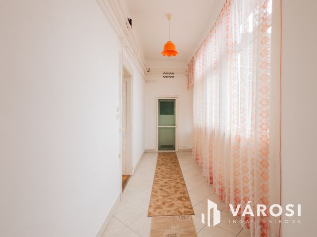 Tágas terek, jó szerkezet, belváros közeli lokáció