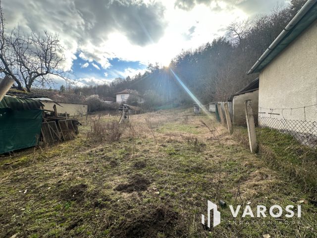 A falu csendes részén, felújítandó családi ház eladó!
