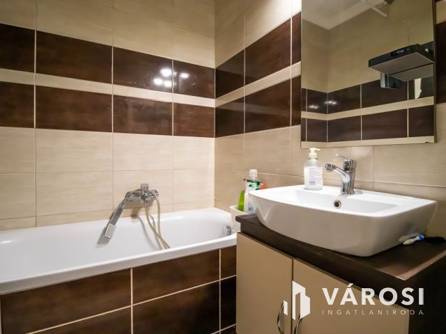 Gyönyörűen felújított 2 szobás lakás a belváros határán