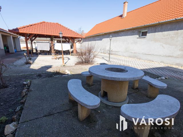 Nagy családi ház Soltvadkert belvárosában