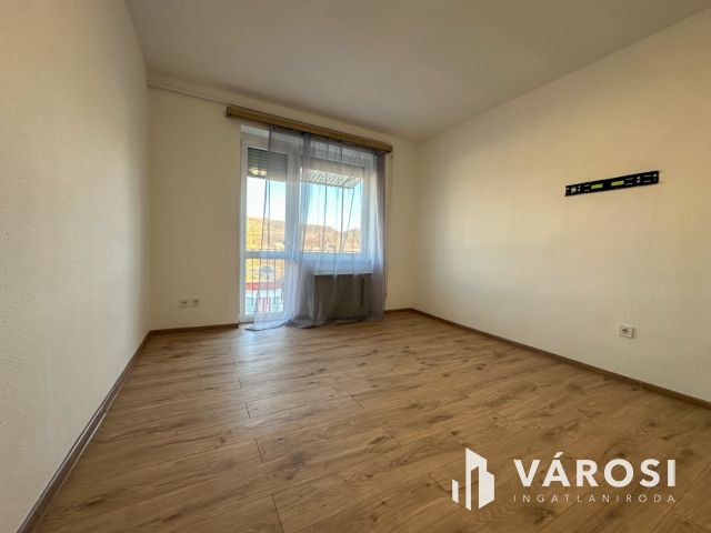 Budapesti úton 1 szobás, erkélyes lakás eladó!
