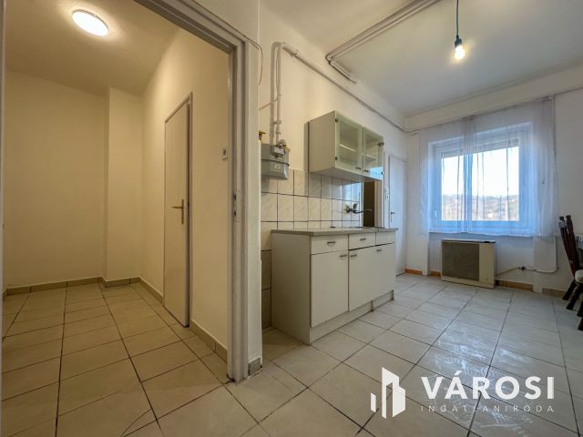 Budapesti úton 1 szobás, erkélyes lakás eladó!