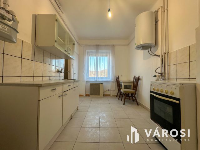 Budapesti úton 1 szobás, erkélyes lakás eladó!
