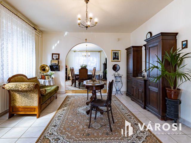 Turai kastély mellett, 4 szoba, nappalis családi ház eladó