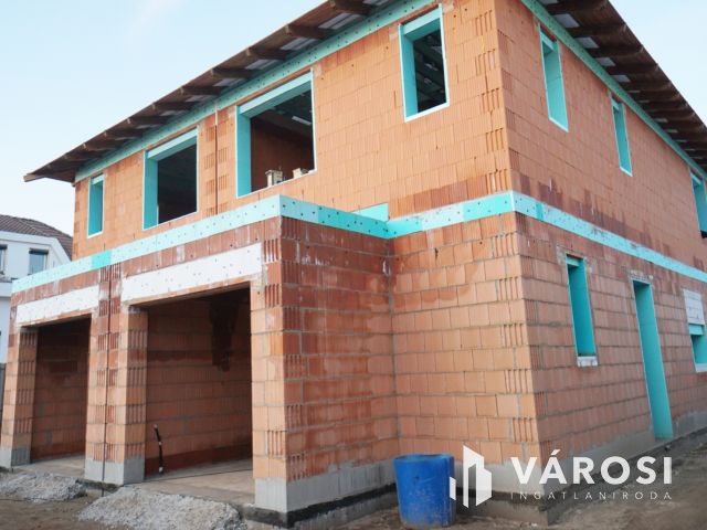 Új építésű ikerfél csendes utcában eladó