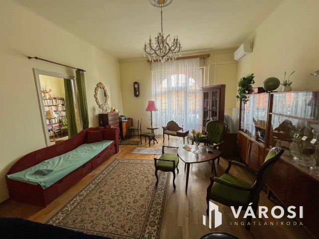 Erkélyes lakás a Rákóczi úton!