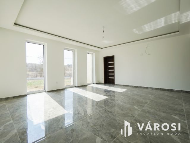 Remek ikerház maximális felszereltséggel!