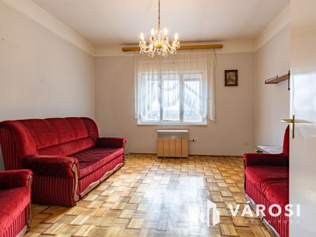 Tárnokon, jó helyen, nagy saroktelken, Kádárkocka eladó