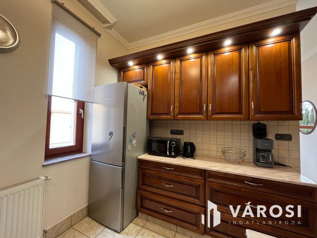 Debreceni Klasszikus Stílusú Impozáns Ingatlan Eladó!