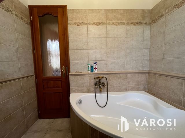 Debreceni Klasszikus Stílusú Impozáns Ingatlan Eladó!