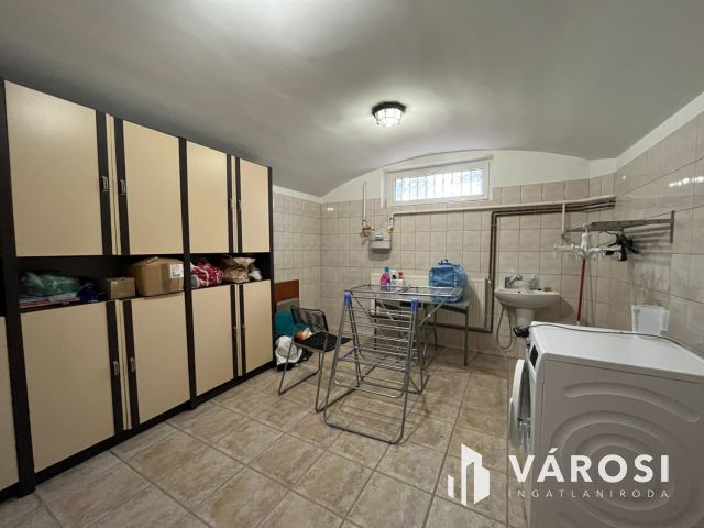 Debreceni Klasszikus Stílusú Impozáns Ingatlan Eladó!