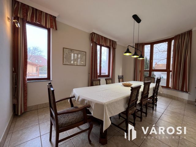 Debreceni Klasszikus Stílusú Impozáns Ingatlan Eladó!