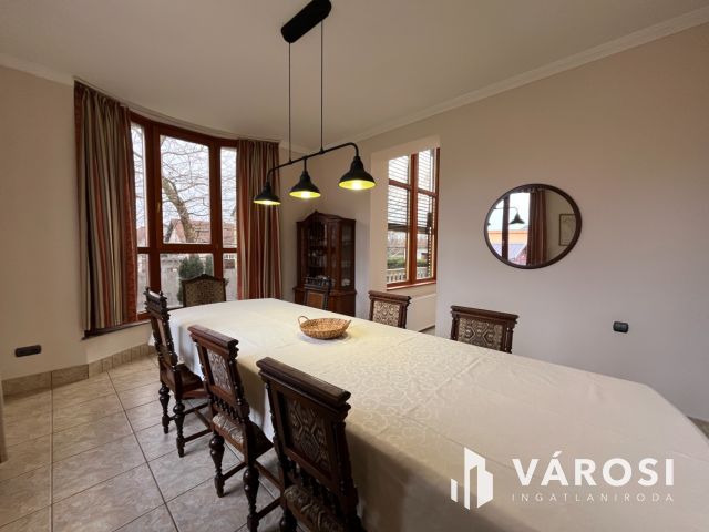 Debreceni Klasszikus Stílusú Impozáns Ingatlan Eladó!