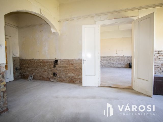 Belvárosi épület melléképülettel és garázsokkal