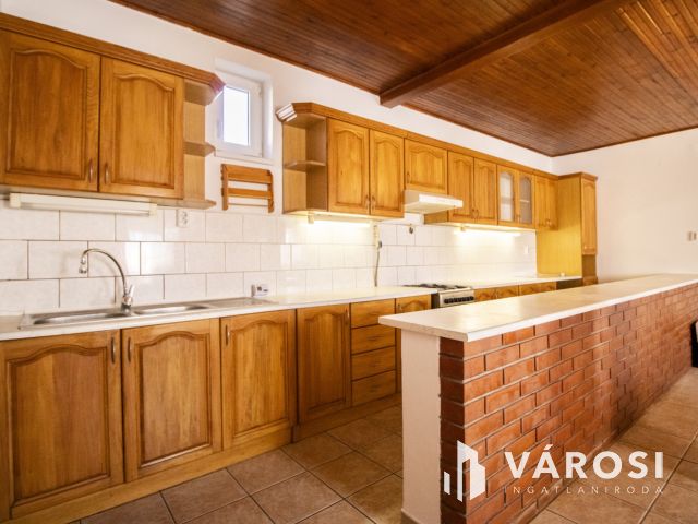 120 m² tégla ház új tetővel és szép udvarral