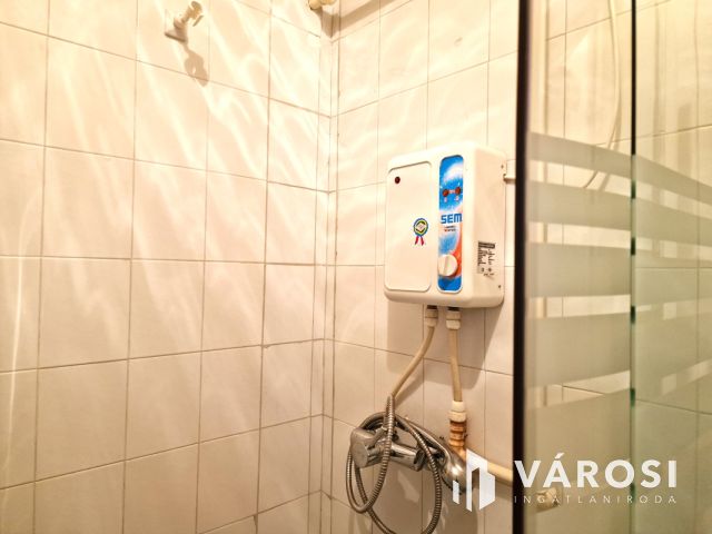 Lakhatásra kialakított, belvárosi, földszinti üzlethelyiség